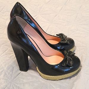 Betsey Johnson black patent leather bow heels sz 7.5